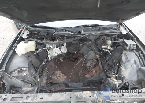 2000 Lincoln Town Car Signature z USA, uszkodzony, nr VIN 1LNHM82W1YY936080